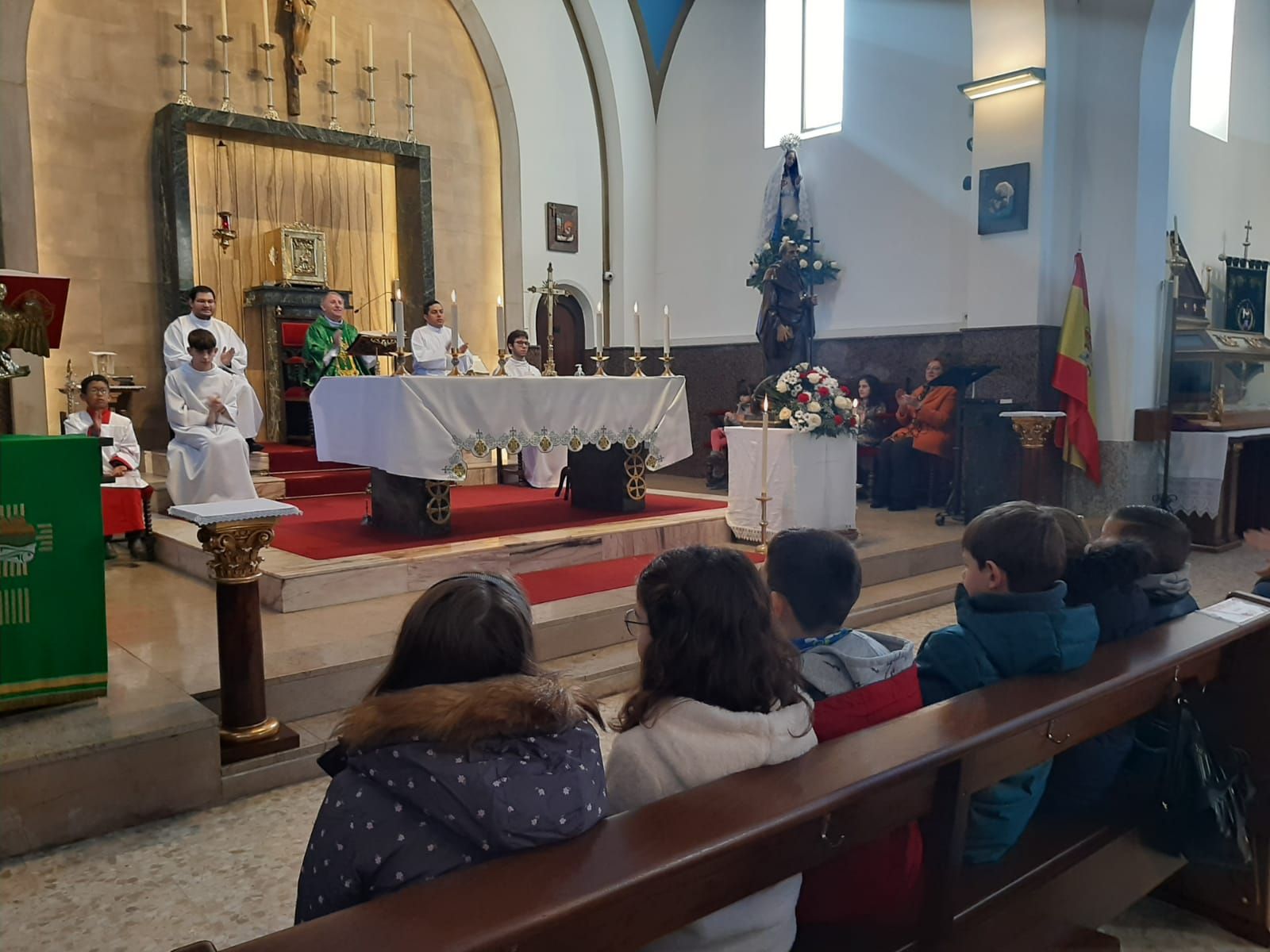 San Antón, hasta la bandera en Lugones: decenas de vecinos llevan a bendecir a sus mascotas