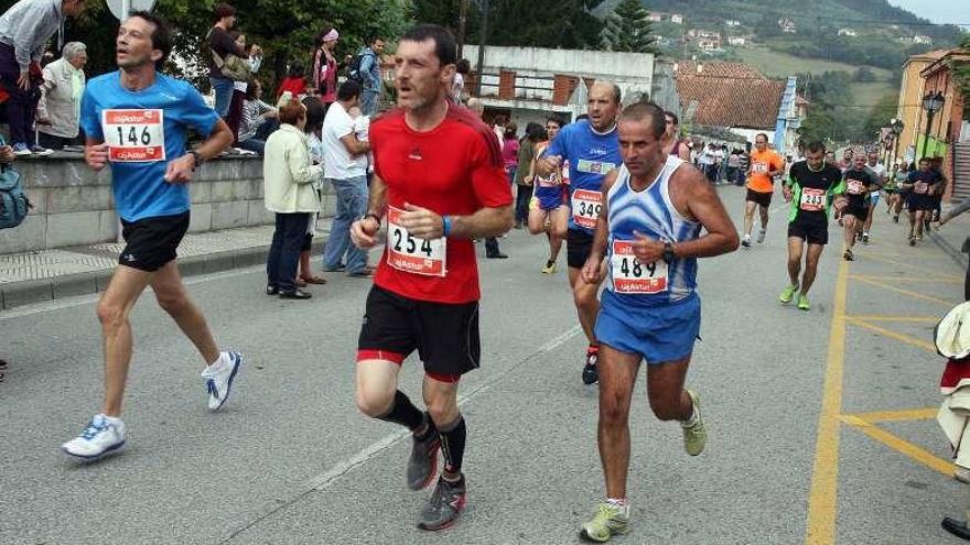 Participantes en una edición anterior de la carrera del Jurásico.