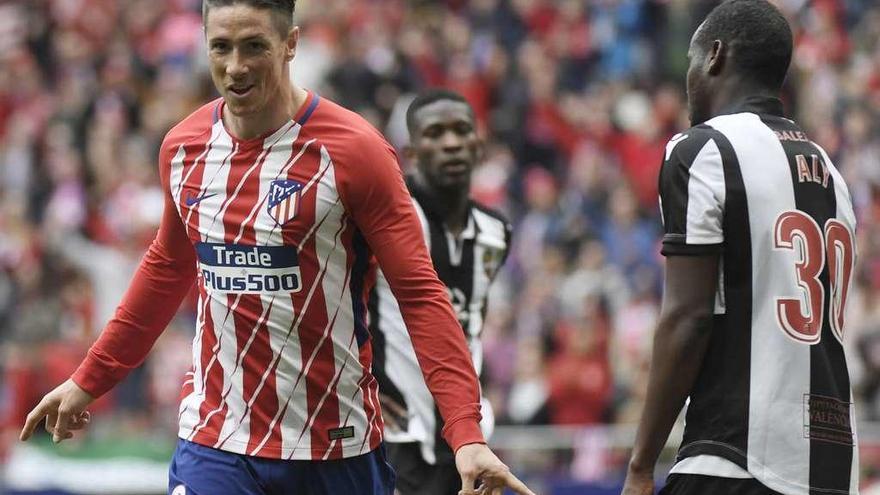 Fernando Torres celebra su tanto de ayer ante el Levante.