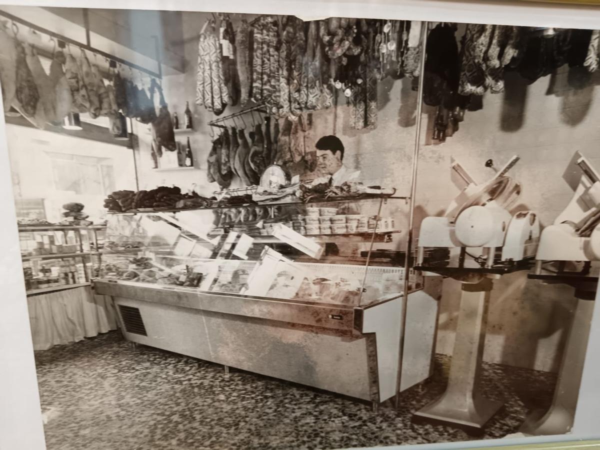 José Enrique Suárez, la tercera generación de Casa Veneranda, tras el refrigerador expositor.