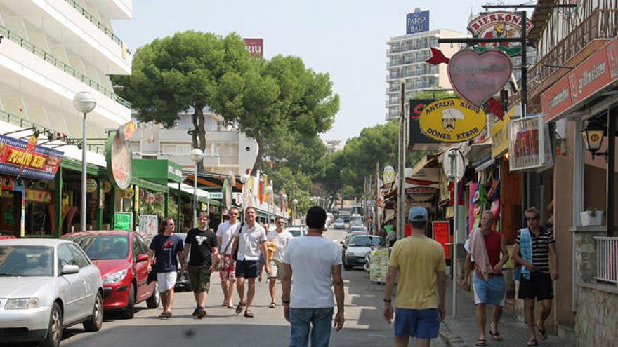 Turistas pasean en la calle del Jamón en una imagen de archivo