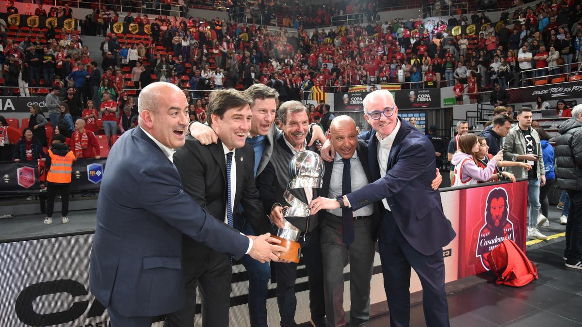 Sainz, Benito, Lalaguna, Garcés, Echeverribar y Costa, con la Copa de la Reina.