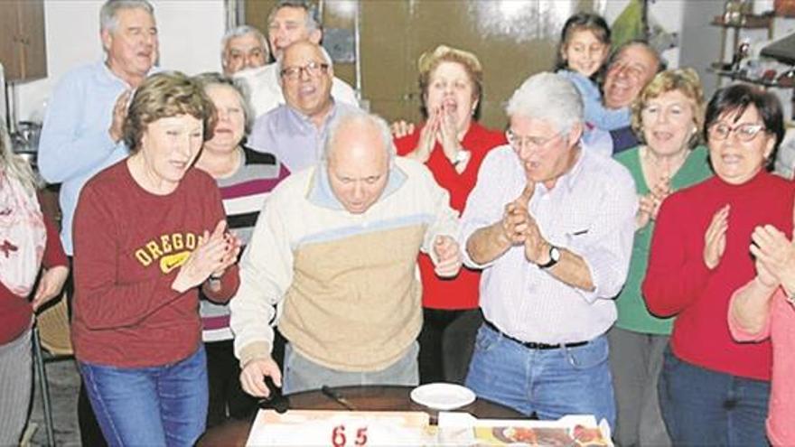 Antonio serrano celebra en villafranca los 65 años rodeado de sus amigos