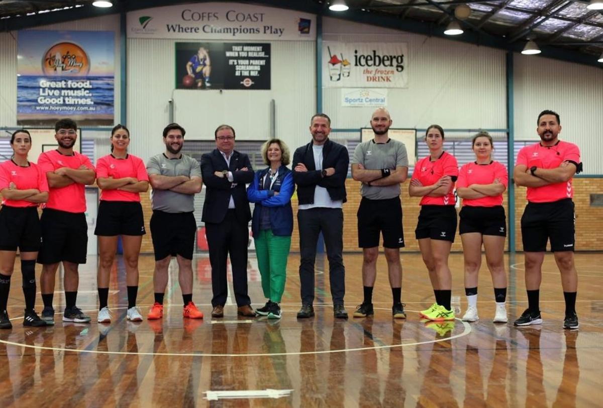 1. A la izquierda, Carlos del Valle y Max Illing , durante el IHF Trophy Oceanía 2023 en Nueva Caledonia. 2. Arriba, árbitros y delegados  de la Australian Handball Club Championship 2025. 3. Por la izquierda, Vahid Abdollahi, Gisela Montenegro y Carlos del Valle en el campeonato de clubes 2025. 4. Carlos del Valle, juntos a árbitros australianos en la Copa Canberra 2026.  | CARLOS DEL VALLE