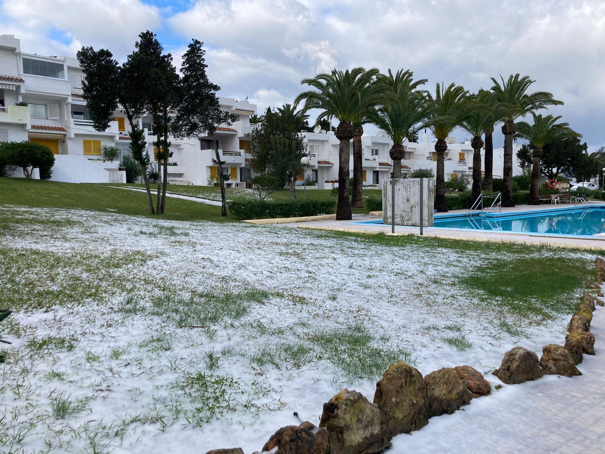 Bajada de temperaturas en Ibiza: Una manta de granizo cubre Siesta