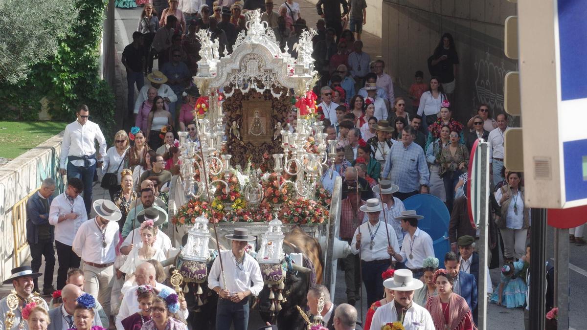 La carreta del Simpecado de la Hermandad de Málaga, en su procesión de salida hacia la Aldea del Rocío.