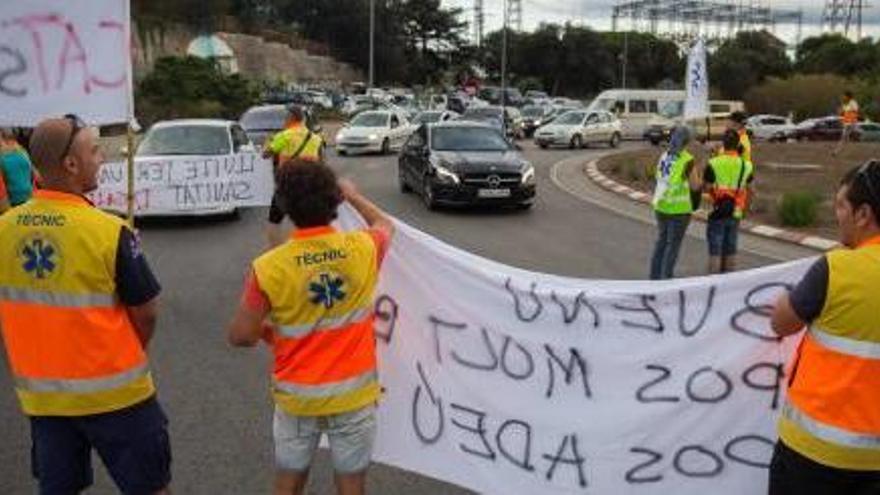 Els treballadors del transport sanitari tallant el trànsit a la rotonda de Can Bartolí, a Tordera.