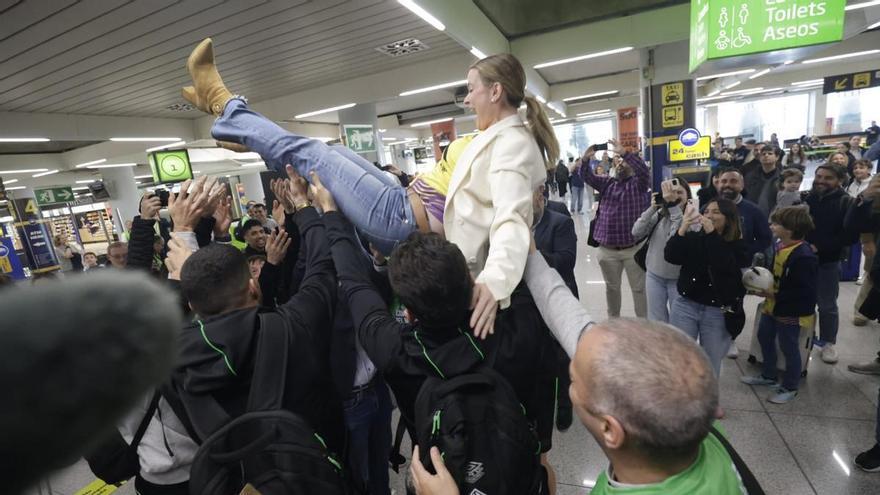 El Palma Futsal mantea a la presidenta Marga Prohens a su llegada a la isla