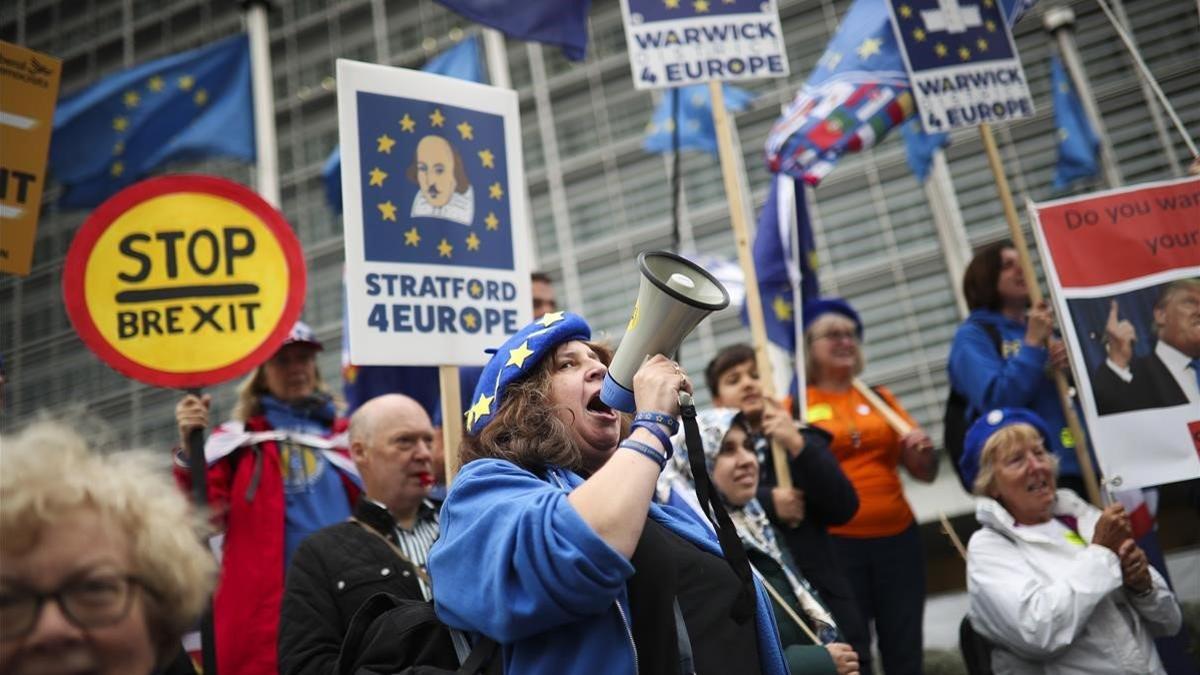 zentauroepp50316521 people shout slogans during an anti brexit protest outside t200128201353