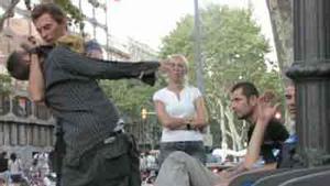 Treballadors locals i estrangers viuen a la via pública a l’haver caigut en la desocupació i trobar-se sense recursos.