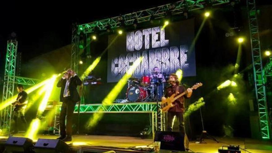 El grup de versions Hotel Cochambre, en concert.