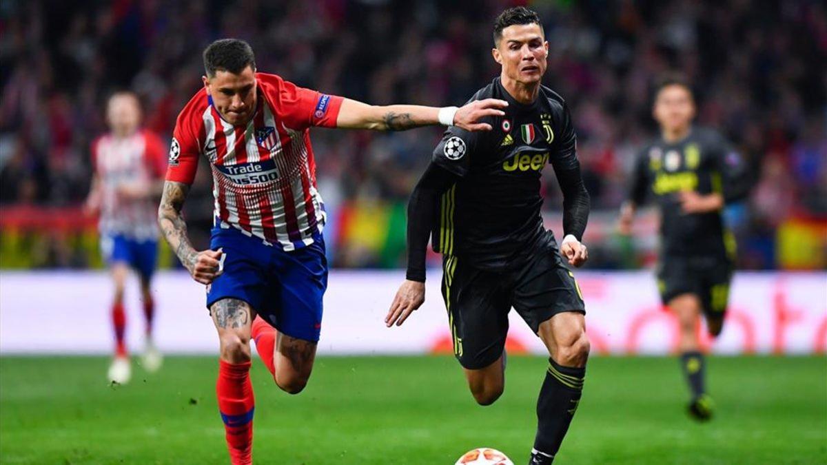 Giménez y Cristiano, en un lance del Atlético-Juventus del pasado curso