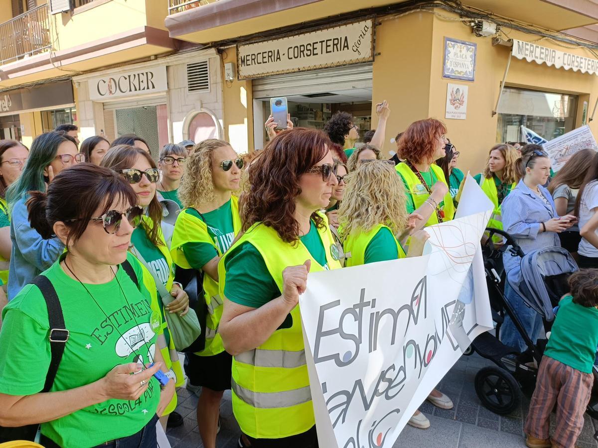 Marcha del profesorado por las calles de Cullera.