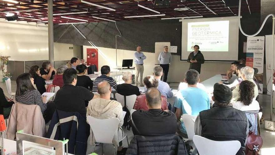 El edil Jorge Pumar, con José Ángel Cid, en la primera charla divulgativa ayer en la Molinera. // FdV