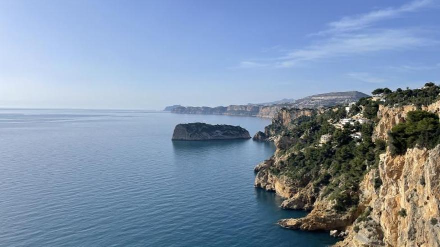 Costa escarpada del Cap de la Nau. Al fons, el Penyal d’Ifac de Calp. | TOMÀS ROSELLÓ