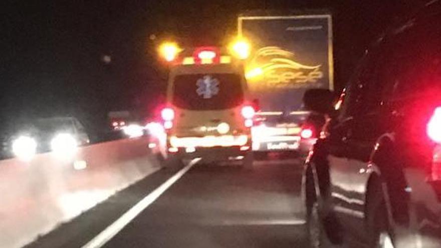 Una ambulància aturada en plena C-55 a causa del tall de trànsit provocat per l&#039;atropellament de dimarts.