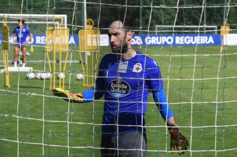 Todos a disposición de Vázquez salvo los lesionados Bóveda y Mujaid, que realizaron tareas al margen sobre el césped .