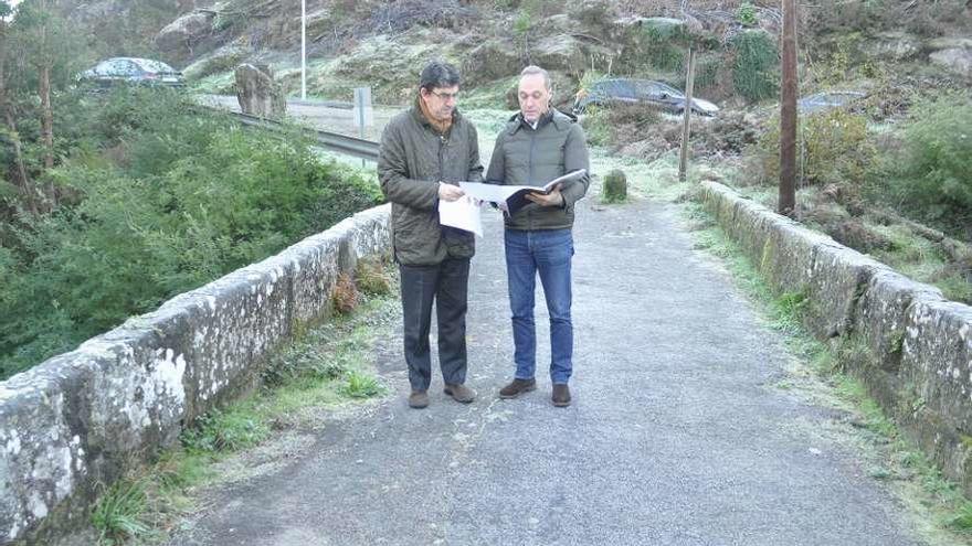 Ignacio López-Chaves (izq.) y Agustín Reguera, ayer, revisan el proyecto sobre el puente de Comboa. // FdV