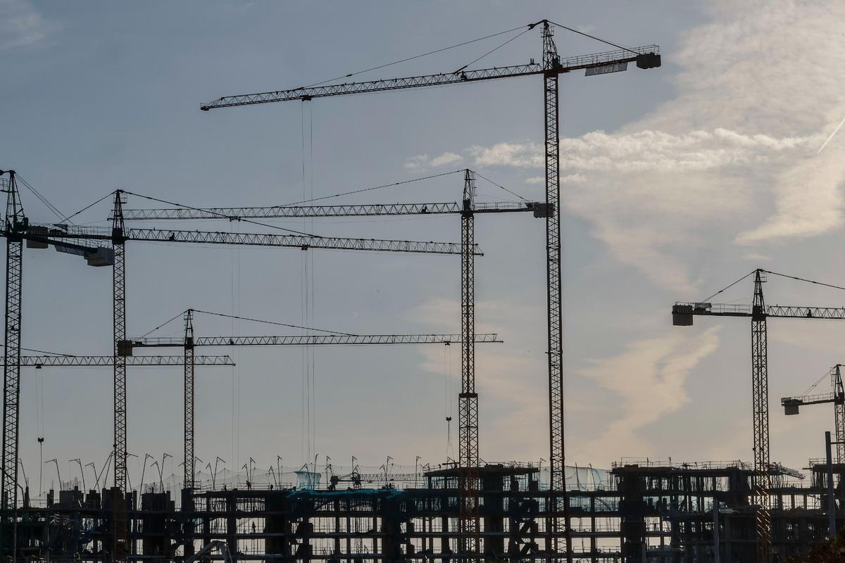 Grúas en distintas promociones en construcción en el barrio sevillano de Entrenúcleos.
