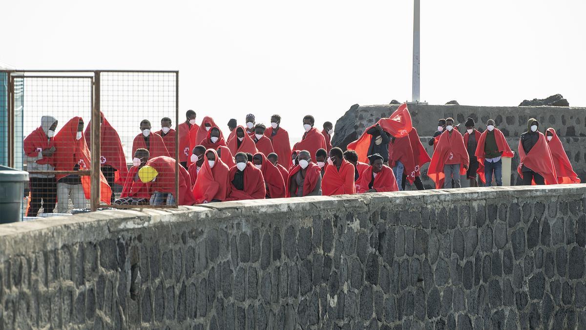 Migrantes en el antiguo Muelle Comercial de Arrecife el 5 de febrero de 2023.