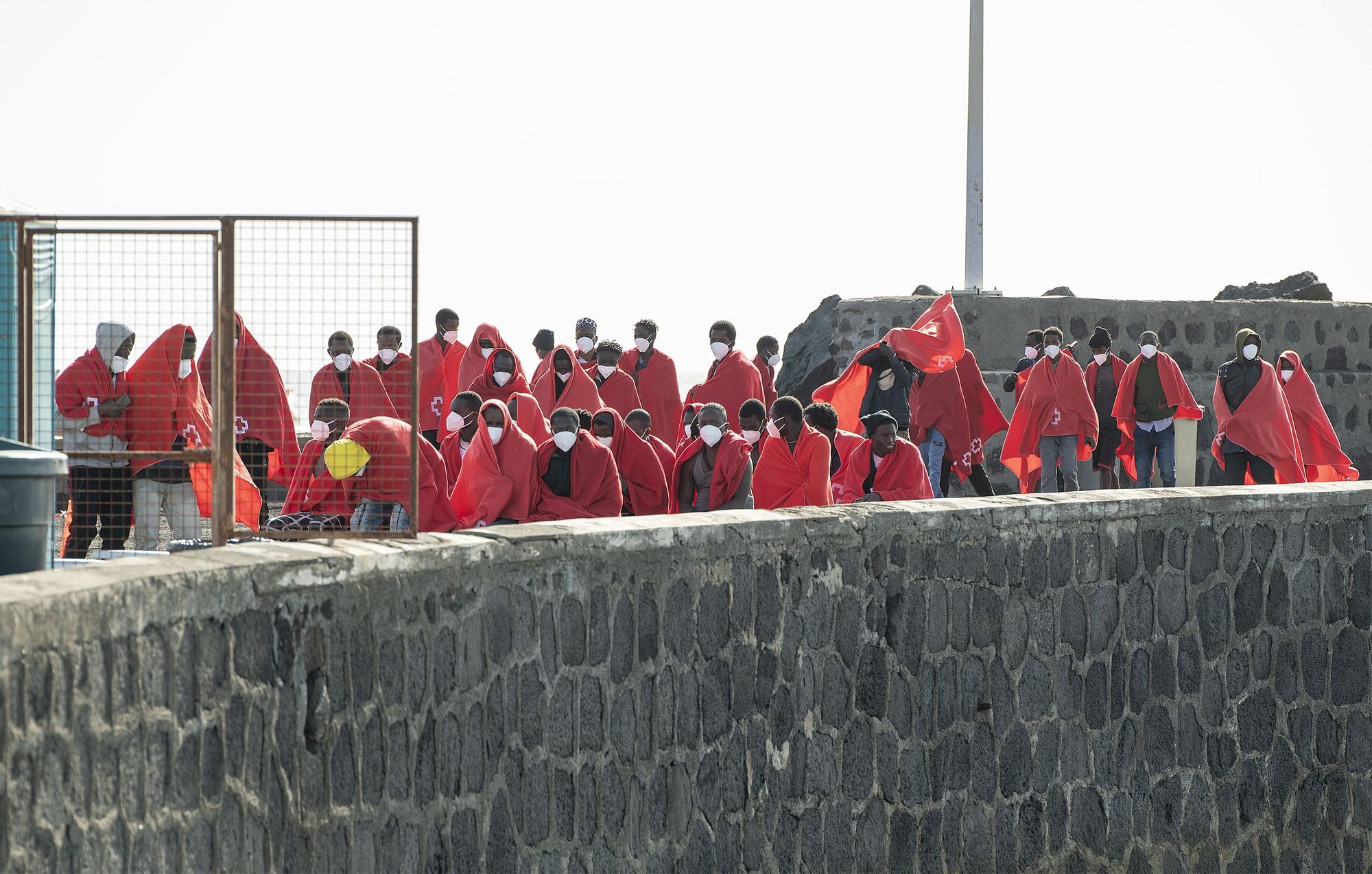 Salvamento Marítimo desembarca 112 migrantes en el antiguo Muelle Comercial de Arrecife (05/02/2023)