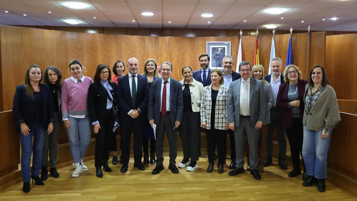 Caballero, rodeado de los concejales de su equipo de gobierno, hoy tras el pleno que aprobó los presupuestos municipales.