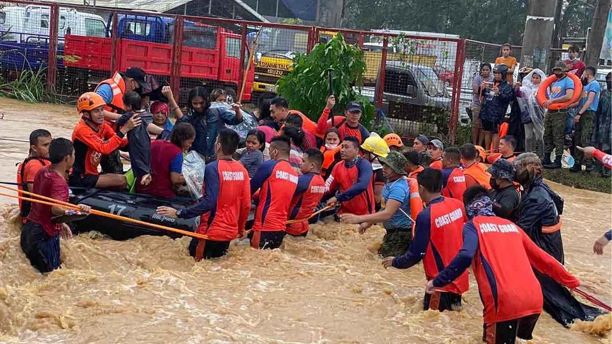 El tifón Rai toca tierra en Filipinas. En la foto, servicios de emergencia rescatan a residentes de Cagayan de Oro, en Filipinas, tras las inundaciones sufridas tras el paso del tifón.