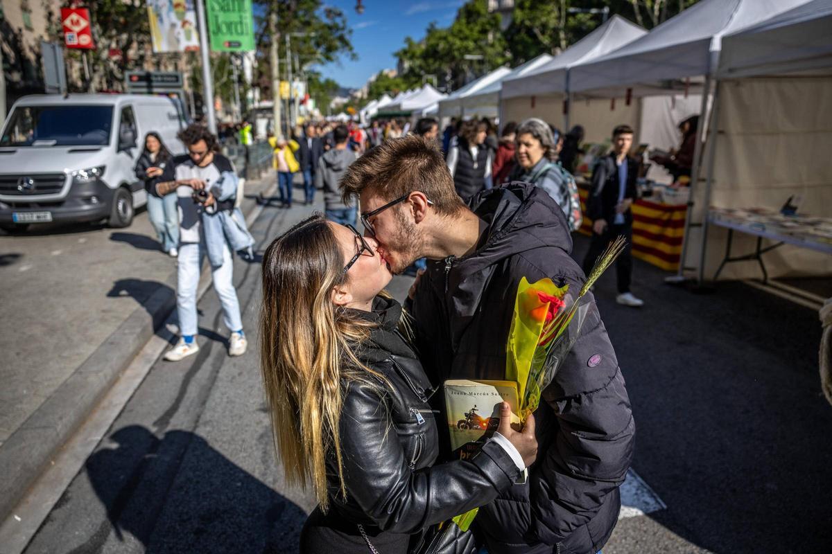 Una pareja se besa en el centro de Barcelona, coincidiendo con la celebración de Sant Jordi
