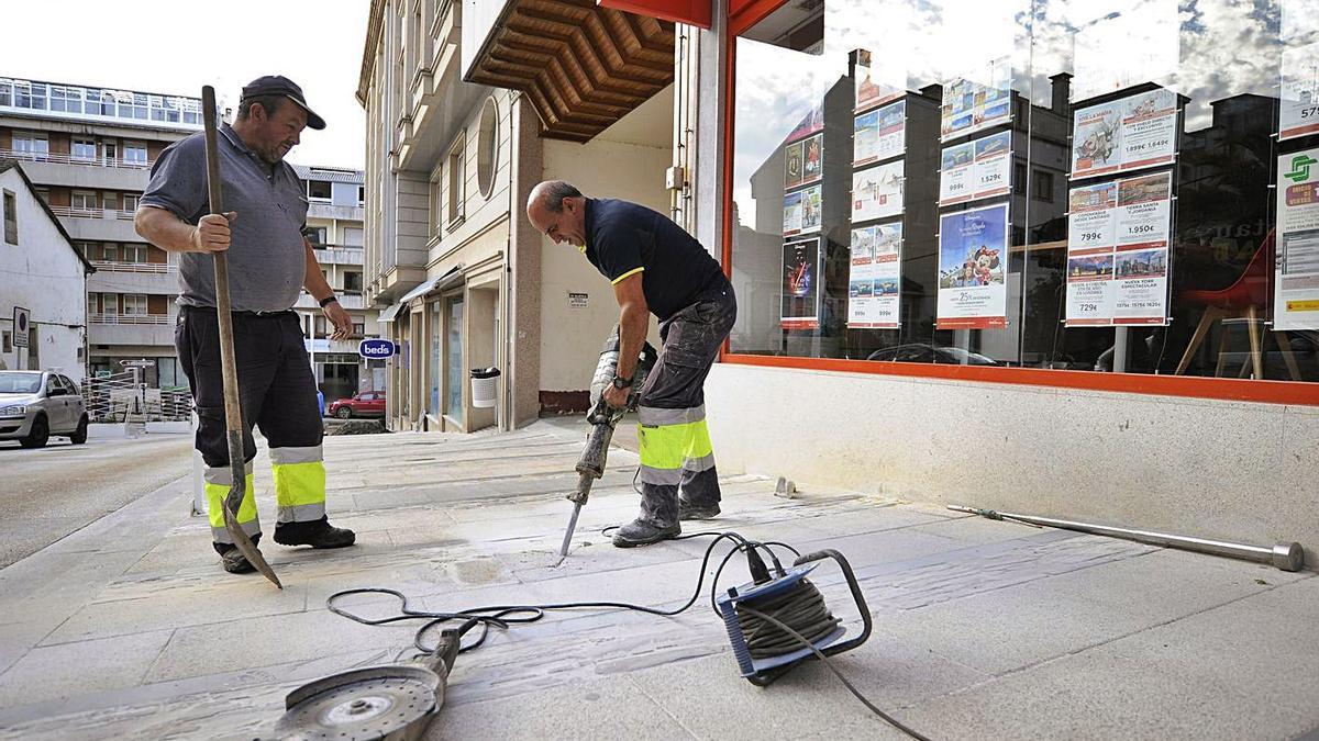 Trabajadores de la actual concesionaria del agua, en una avería en la calle Calvo Garra.   | // BERNABÉ/JAVIER LALÍN