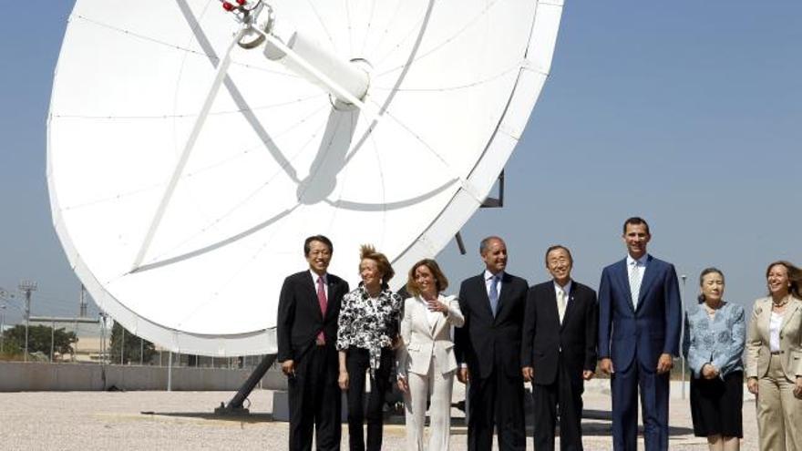 El Príncipe Felipe, con Ban Ki-moon, Carme Chacón, Camps y De la Vega en la base de la ONU de Quart de Poblet.