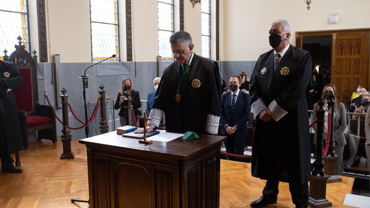 Isaac Macías, nuevo presidente del Colegio de Graduados jura su cargo.