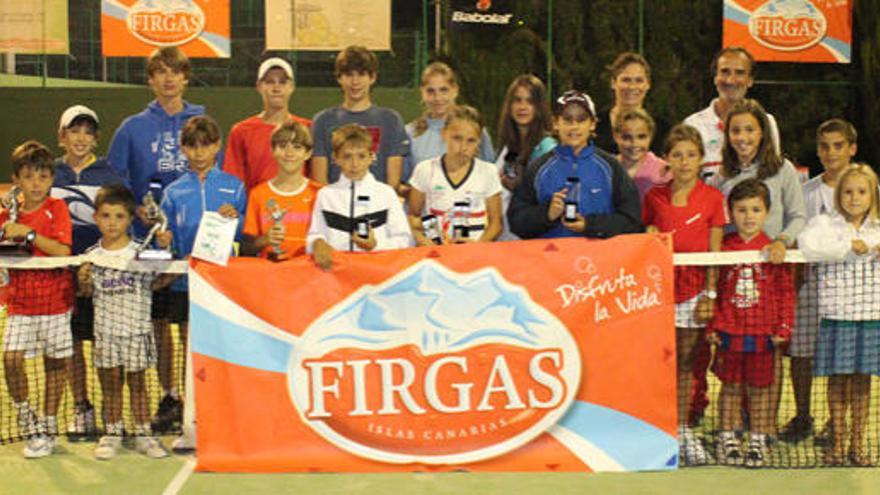 Los protagonistas del evento junto a Julián Fresno y Ana Belén Quintana, a la derecha de la última fila. i  CÉSAR RODRÍGUEZ