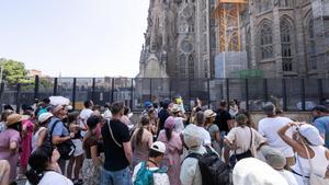 La calle Provença, entre Marina y Sardenya, considerada la zona cero de los principales conflictos de convivencia provocados por el turismo masivo en el entorno de la Sagrada Familia