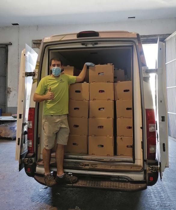 El éxito de las cestas ha obligado a comprar furgonetas para hacer los repartos.