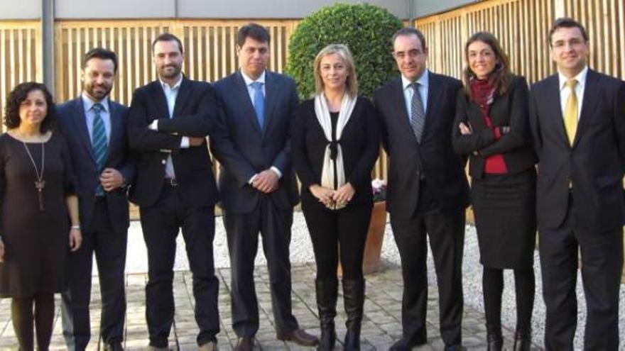 Los representantes de Jovempa con la alcaldesa de Alicante.