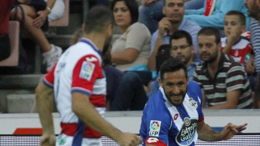 Jonás Gutiérrez golpea el balón en Los Cármenes durante su primer partido con el Deportivo.