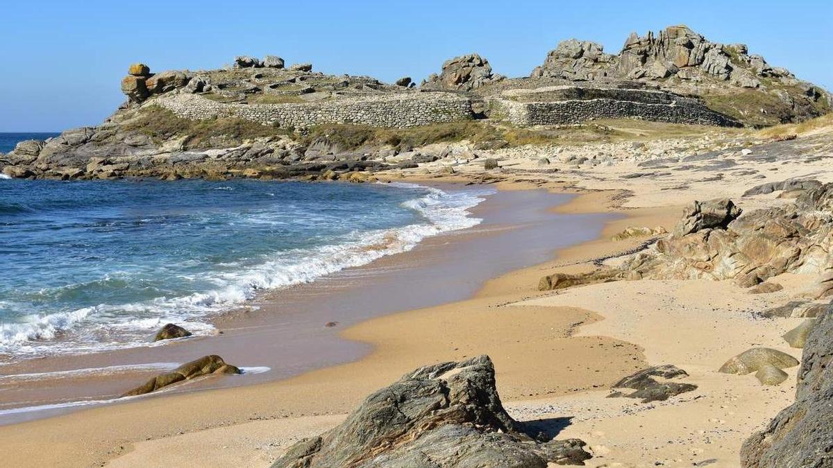 La playa a una hora y media de A Coruña alabada por la Guía Repsol.