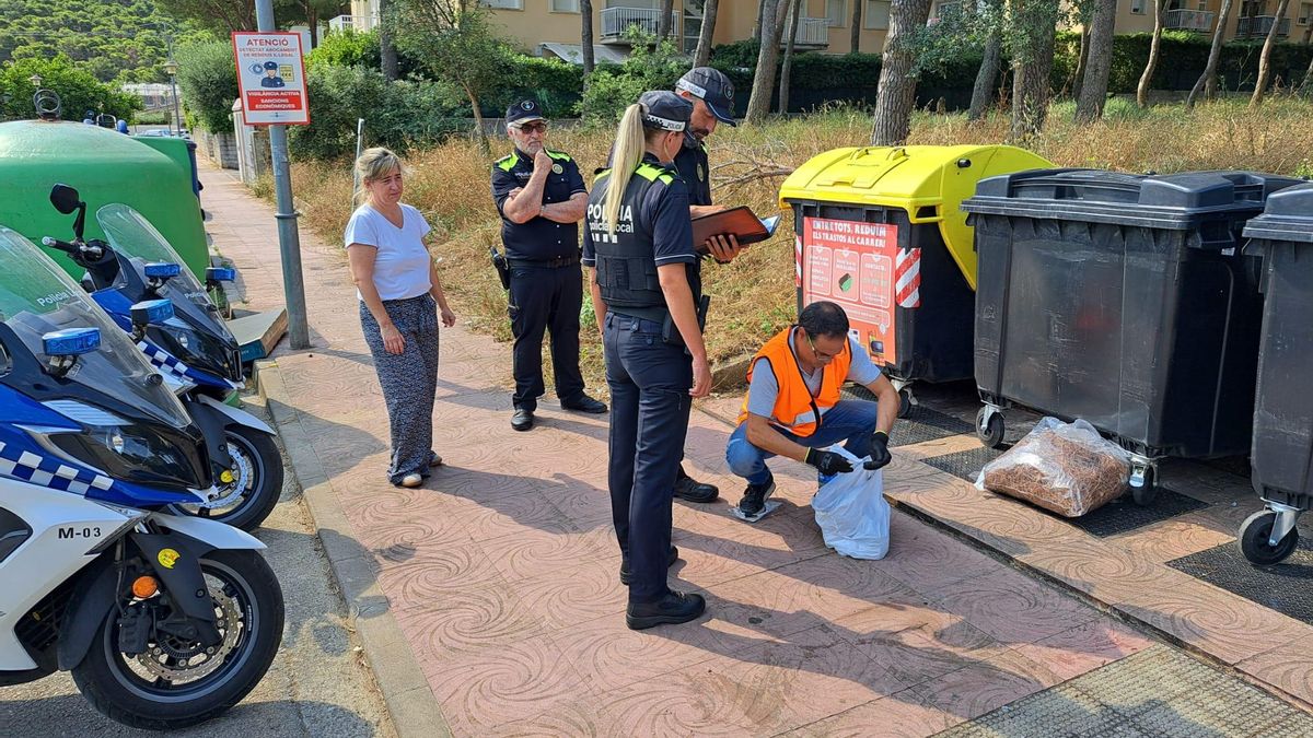 Un control de deixalles per part de la Policia Local.