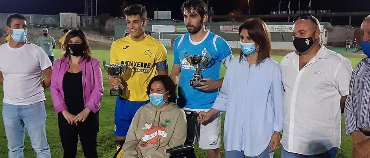 Merchi Álvarez, junto a los capitanes del Cambados y el Vilalonga, al término del partido del domingo en Burgáns