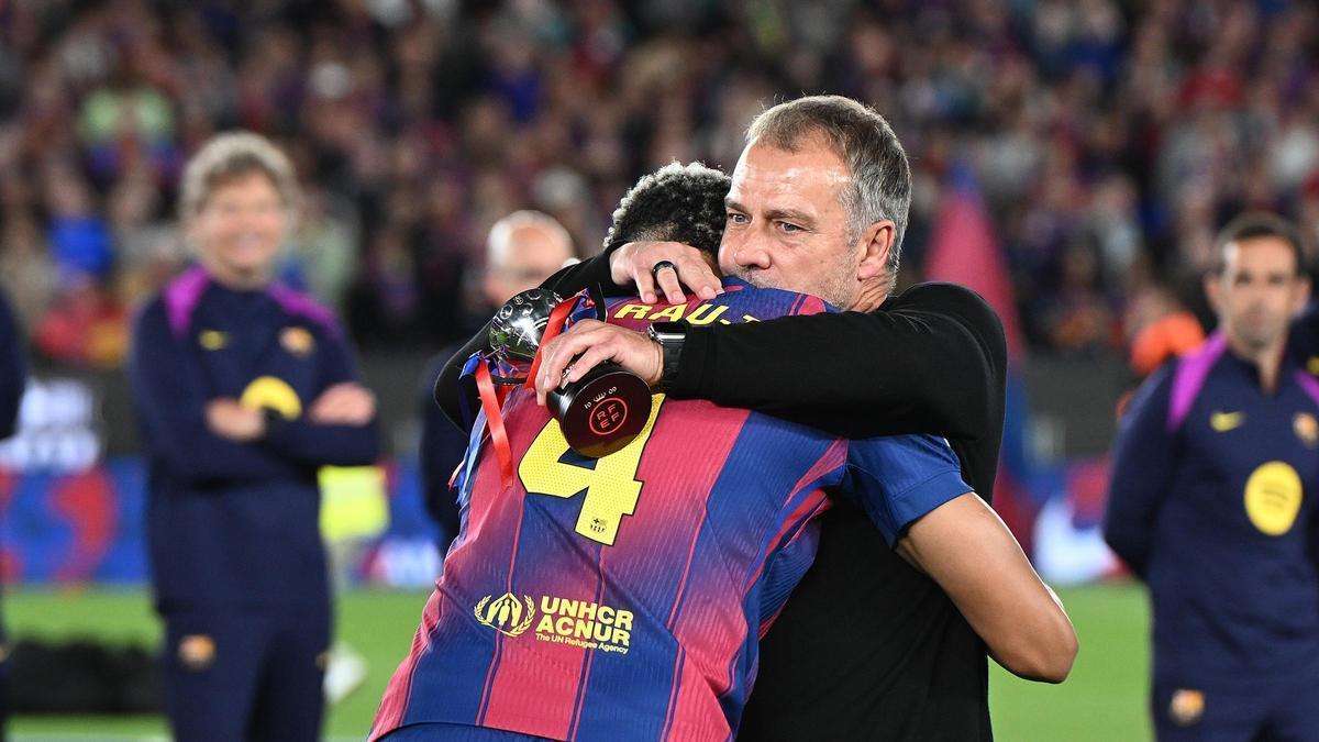 Hansi Flick se abraza al capitán azulgrana Ronald Araujo antes de su parlamento