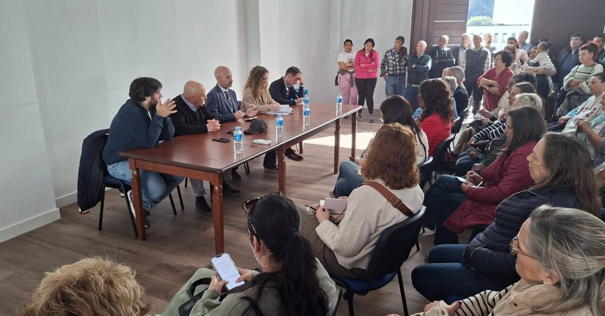 El subdelegado del Gobierno, Javier Salas, se reunión con ediles, empresarios y vecinos en Benaoján