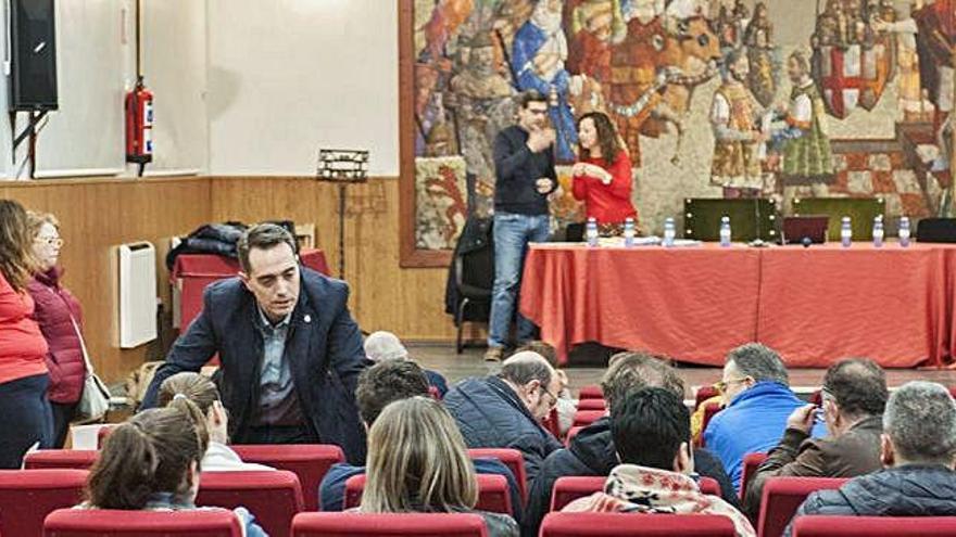 El alcalde de Benavente, Luciano Huerga, conversa con varios concejales de municipios de alfoz benaventano antes de iniciar la asamblea.