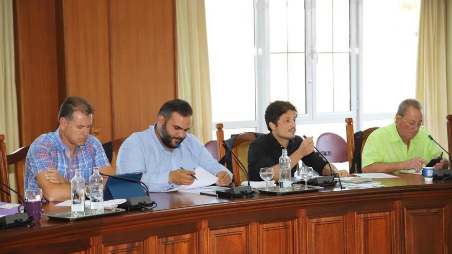 De izquierda a derecha, Domingo Cejas, Samuel Martín, Óscar Pérez y Juan Manuel Sosa en un pleno en el Cabildo de Lanzarote.