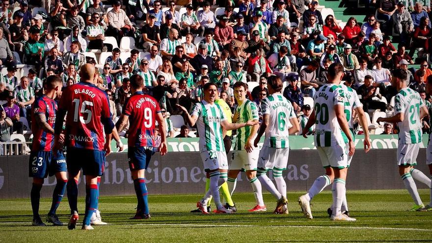 Penaltis, despistes y castigos: las claves del problema defensivo del Córdoba CF