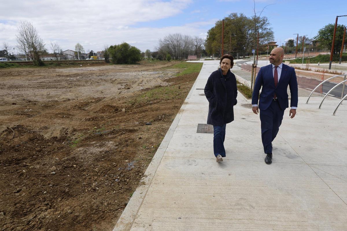 La Alcaldesa, Carmen Moriyón, y el edil de Urbanismo, Jesús Martínez Salvador, pasean por La Pecuaria a la altura de la finca que albergará la Universidad Europea.