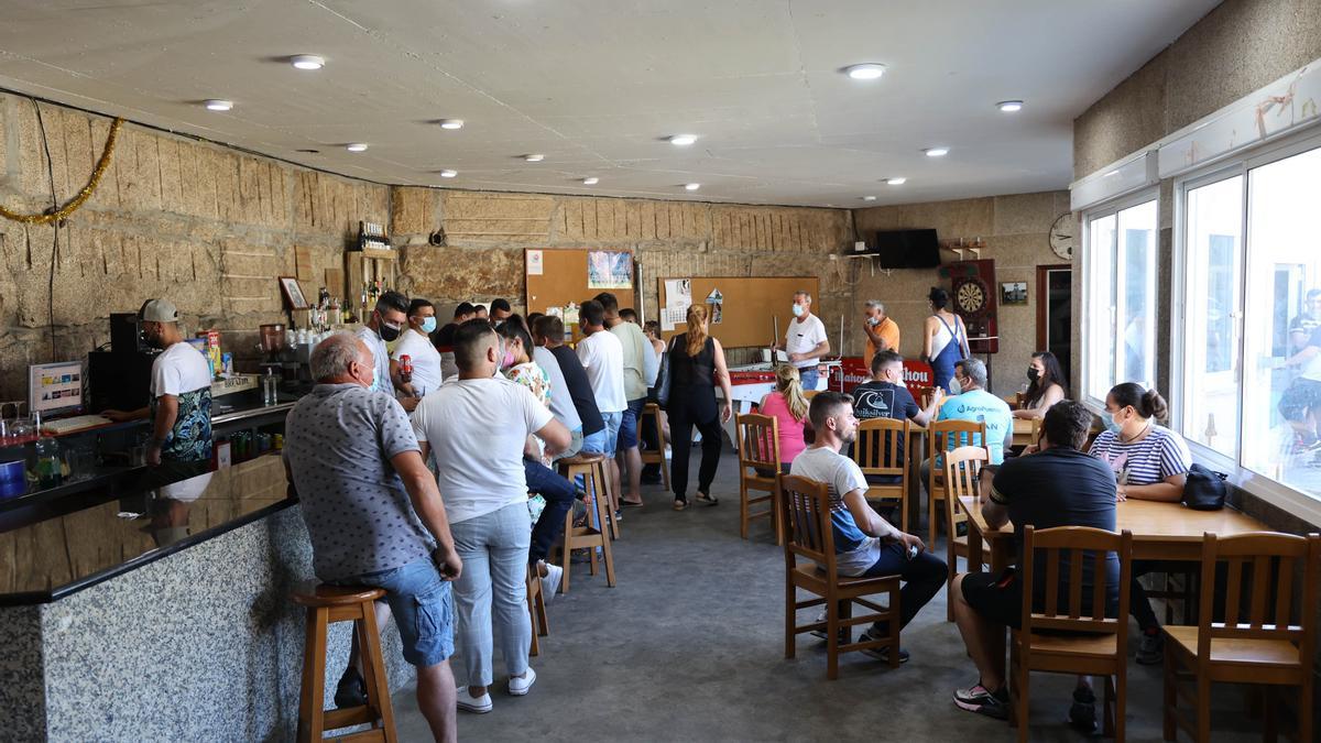 Vecinos en la cantina habilitada en el local. // Alba Villar