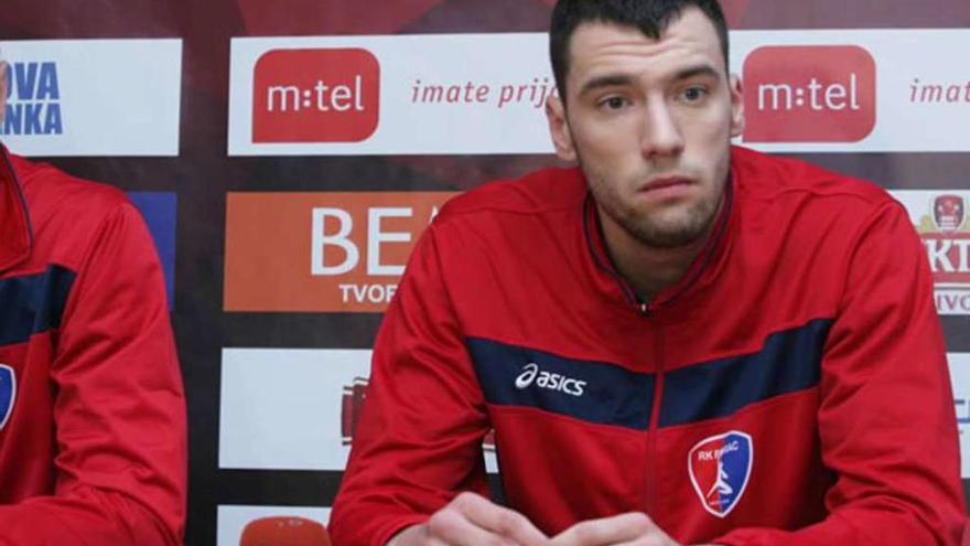 Nikola Milosevic en una rueda de prensa con el Borac Banja Luka.