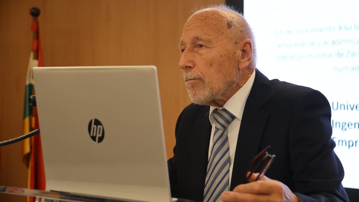 Mariano Sanz, en su discurso tras ser reconocido como Ingeniero del Año por el Colegio de Ingenieros Industriales de Aragón y La Rioja.