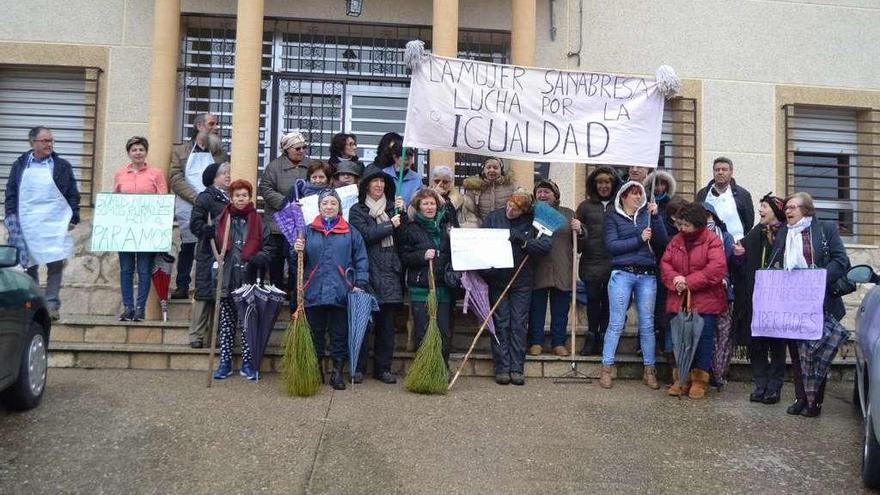 Concentración de mujeres y algunos vecinos ante el Ayuntamiento de Cobreros en la mañana de ayer.