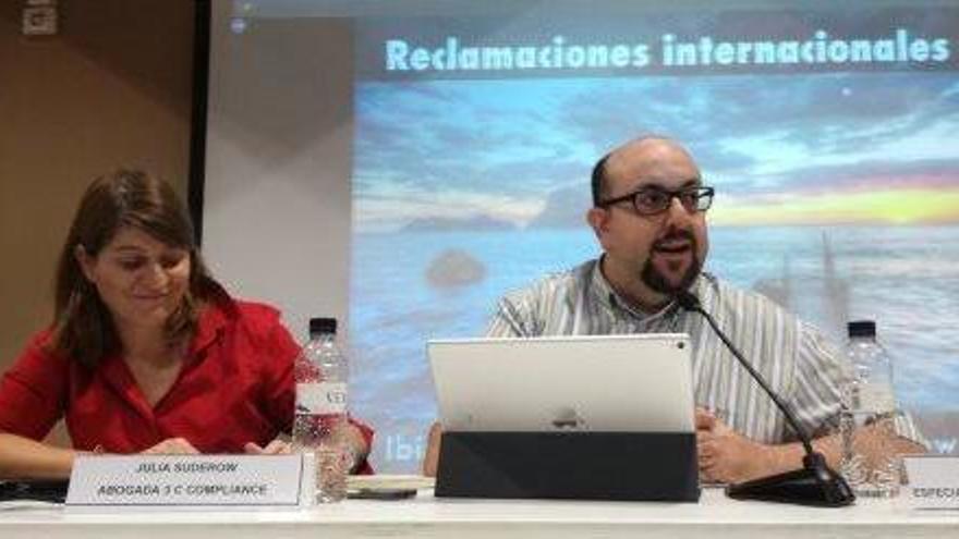 Julia Suderow y Sergio Carrasco, ayer durante su intervención en la sede de la UIB.